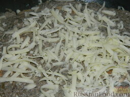 Блинная запеканка с грибами и сыром: Два следующих блина смазать грибами и посыпать сыром по очереди.