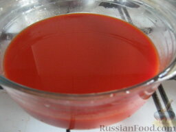 Суп "Помидорное чудо" с гренками: Как приготовить помидорный суп с гренками:    Сок разбавить небольшим количеством теплой воды. Добавить сахар и посолить по вкусу. Перемешать.