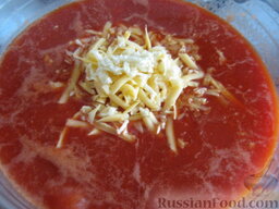 Суп "Помидорное чудо" с гренками: В горячий сок выложить чеснок и сыр. Добавить растительное масло. Прогреть 1 минуту.