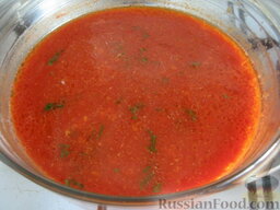 Суп "Помидорное чудо" с гренками: Выложить в помидорный суп зелень. Накрыть крышкой и дать настояться 5-10 минут.