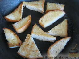 Суп "Помидорное чудо" с гренками: Тем временем сделать гренки. Для этого порезать хлеб. В сковороде растопить сливочное масло, обжарить хлеб на среднем огне с двух сторон до румяности.