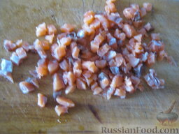 Салат из красной рыбы "Флагман": Красную рыбу порезать кубиками.