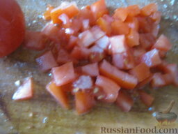 Салат из красной рыбы "Флагман": Помидоры помыть и нарезать кубиками.