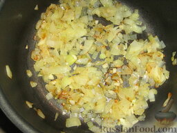 Пармижиана из баклажанов с соусом из базилика и соусом песто: Готовим соус: на оливковом масле обжариваем лук, порезанный мелкими кубиками.