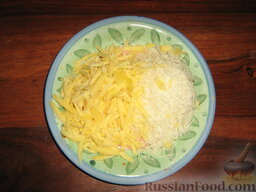 Пармижиана из баклажанов с соусом из базилика и соусом песто: Твердый сыр трем на терке, у меня 2 сорта.