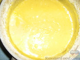 Шарлотка яблочная: Сделать тесто: сначала взбить яйца и сахар, добавить масло, муку, цедру лимона и разрыхлитель. Тесто должно быть по консистенции как сметана.