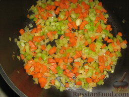 Лазанья Болоньезе классическая: Готовим соус Болоньезе: морковь, лук и сельдерей почистить, порезать мелкими кубиками и обжарить на оливковом масле.