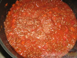 Лазанья Болоньезе классическая: Добавить помидоры, посолить, поперчить. Если помидоры кислят, можно добавить 1 ч.л. сахара.