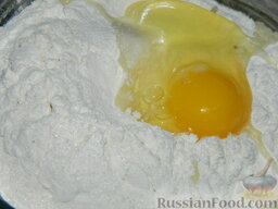 Блины дрожжевые по-домашнему: Выпустить яйцо.
