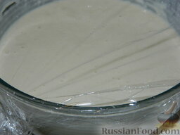 Блины дрожжевые по-домашнему: Накрыть тесто для дрожжевых блинов пищевой пленкой или чистым полотенцем.