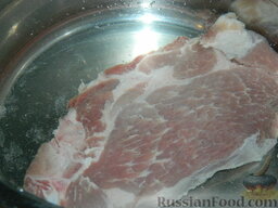 Суп из свинины с шампиньонами и горошком: Как приготовить суп из свинины:    Кладем мясо в кастрюлю. Заливаем 2 л воды. Солим по вкусу.