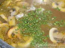 Суп из свинины с шампиньонами и горошком: Добавляем зелень и снимаем суп со свининой с огня.