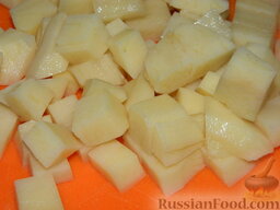 Суп из свинины с шампиньонами и горошком: Чистим картофель, нарезаем кубиками, добавляем в бульон и варим 10 минут. Тем временем приготовим зажарку.
