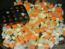 Суп из свинины с шампиньонами и горошком: Добавляем очищенные и нарезанные кубиками коренья моркови и сельдерея. Все вместе жарим на медленном огне 5 минут.