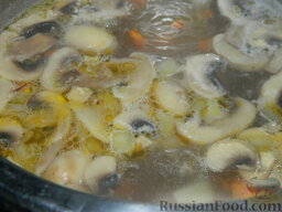 Суп из свинины с шампиньонами и горошком: Добавляем грибную зажарку в бульон.