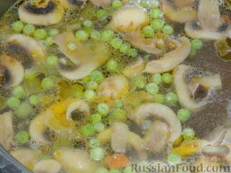 Суп из свинины с шампиньонами и горошком: Засыпаем горошек.   (По желанию можно добавить мелкие макароны, вермишель.)  Варим 5-7 минут.