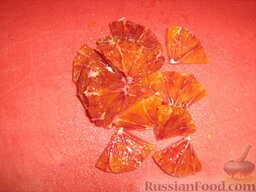 Салат с апельсином и крабовыми палочками: порезать четвертькольцами.