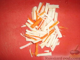 Салат с апельсином и крабовыми палочками: Крабовые палочки порезать, можно использовать вареные очищенные креветки.