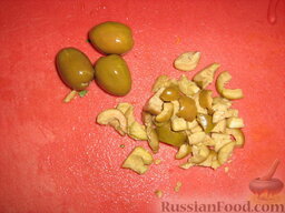 Салат с апельсином и крабовыми палочками: Оливки (или маслины) освободить от косточки и тоже измельчить.