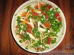 Салат с апельсином и крабовыми палочками: Соединить все составляющие, посолить, поперчить и заправить оливковым маслом. Приятного аппетита!