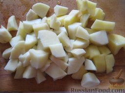 Постный рассольник с перловкой или  рисом: Почистить и помыть картофель, нарезать на небольшие кусочки. Опустить картофель в суп.