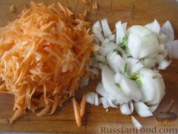 Постный рассольник с перловкой или  рисом: Почистить и помыть лук и морковь. Нарезать лук кубиками, морковь натереть на крупной терке.