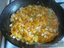 Постный рассольник с перловкой или  рисом: Разогреть сковороду, налить растительное масло. Обжарить лук и морковь на  среднем огне, помешивая, 3-4 минуты.