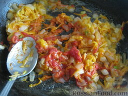 Постный рассольник с перловкой или  рисом: Затем добавить томатную пасту. Хорошо перемешать и добавить в суп.