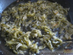 Постный рассольник с перловкой или  рисом: В сковороду налить немного растительного масла, выложить огурцы, тушить на среднем огне, помешивая, 4-5 минут.