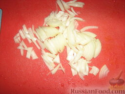 Салат из осьминога с картофелем: Лук режем четвертькольцами.