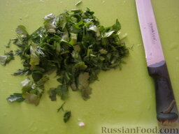 Борщ с кислой капустой: Помыть и мелко нарезать зелень.