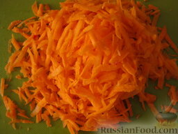 Борщ с кислой капустой: Морковь очистить, помыть и натереть на крупной терке.