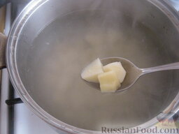 Борщ с кислой капустой: Опустить подготовленный картофель в кипящую воду.