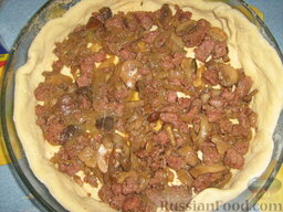 Открытый пирог с грибами и домашними колбасками: В форму выкладываем тесто, заполняем начинкой.