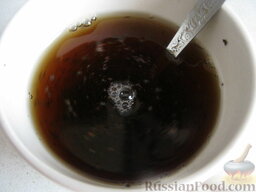 Булочки "Жаворонки": Включить духовку. Вскипятить чайник. Заварить крепкий черный чай. Он должен быть хорошо сладким. Пусть настоится.