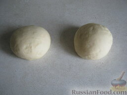 Булочки "Жаворонки": Поделить тесто на части. Сделать колобки размером с яблоко.