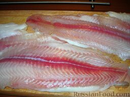 Рыбные пельмени: В это время сделать рыбный фарш для пельменей. Рыбу помыть, разрезать на куски. Филе рыбы и лук прокрутить на мясорубке.