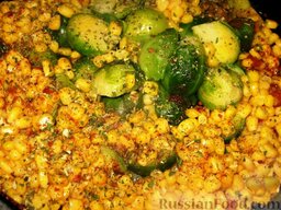 Овощное рагу с брюссельской капустой: Добавить кукурузу и брюссельскую капусту. Посолить и приправить. Потушить все вместе еще несколько минут. В конце посыпать овощное рагу рубленой  зеленью.