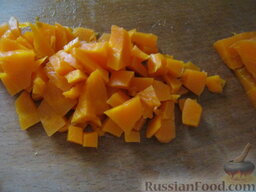 Салат из кальмаров с маринованными огурцами: Вареную морковь нарезать кубиками или соломкой.