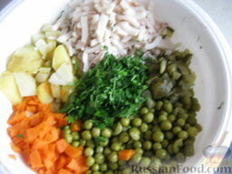 Салат из кальмаров с маринованными огурцами: К нарезанным ингредиентам добавить зеленый горошек, соль и перец (по желанию).
