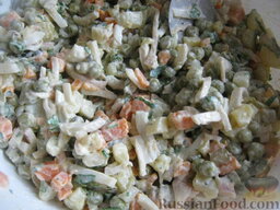Салат из кальмаров с маринованными огурцами: Все хорошо перемешать. Вкусный салат из кальмаров с маринованными огурцами готов.