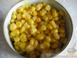 Быстрый салат с кукурузой и сухариками: Как приготовить салат с кукурузой и сухариками:    Открыть баночку консервированной кукурузы. Жидкость слить.