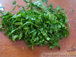 Быстрый салат с кукурузой и сухариками: Зелень вымыть и мелко нарезать.