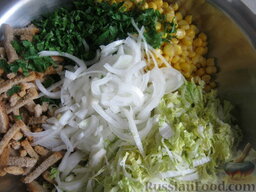 Быстрый салат с кукурузой и сухариками: Все ингредиенты сложить в миску.