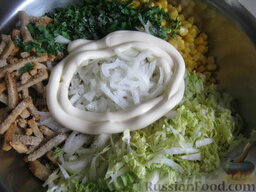 Быстрый салат с кукурузой и сухариками: Салат с кукурузой заправить по вкусу майонезом.