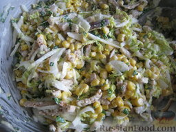 Быстрый салат с кукурузой и сухариками: Все хорошо перемешать. Быстрый салат с кукурузой и сухариками готов.