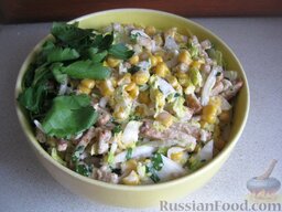 Быстрый салат с кукурузой и сухариками: Приятного аппетита вам и вашим гостям!