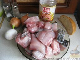 Котлеты из свежей рыбы в томатной подливке: Продукты для рыбных котлет перед вами.