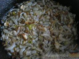 Котлеты из свежей рыбы в томатной подливке: Нагреть сковороду, налить растительное масло. Обжарить лук на среднем огне, помешивая, до золотистого цвета (2-3 минуты).