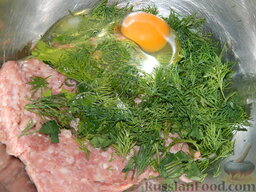 Мясные котлеты с зеленью: Вбейте в фарш с зеленью свежее яйцо.